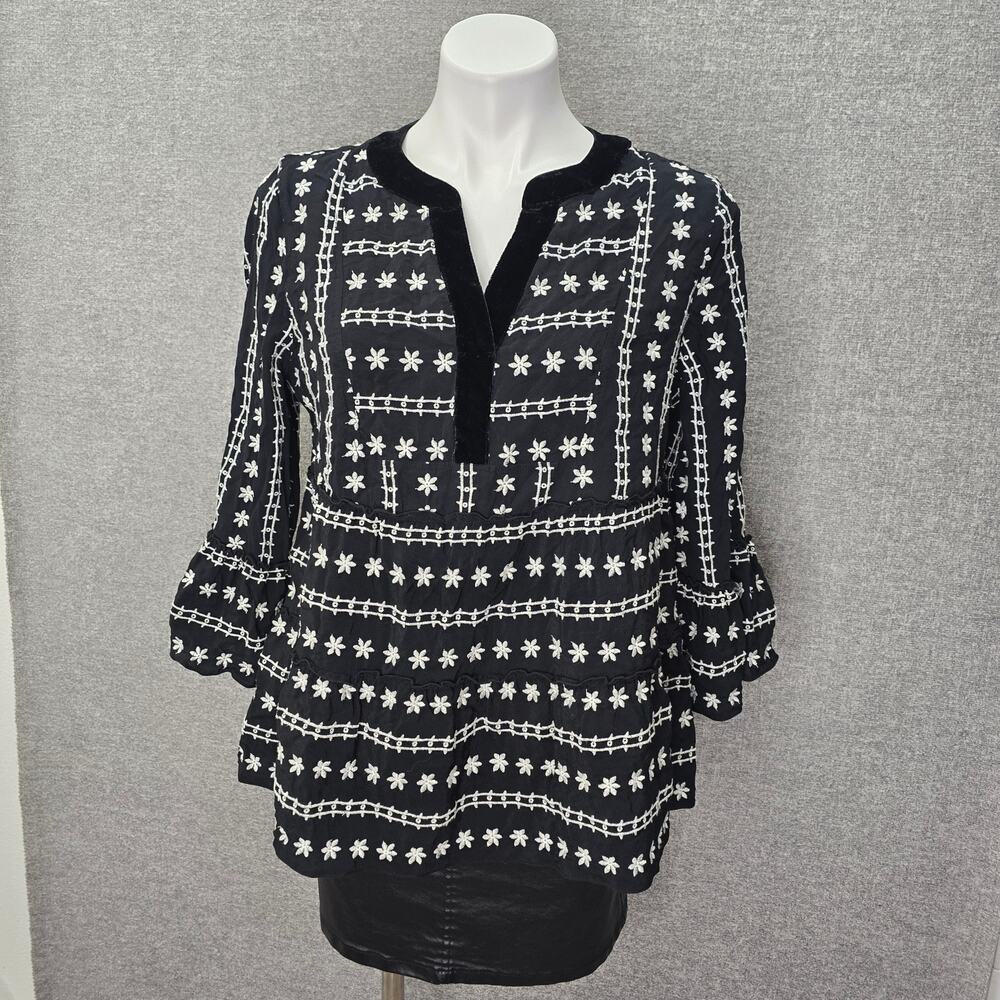 JOHN MARK EMBROIDERED V-NECK TOP, SIZE M *
